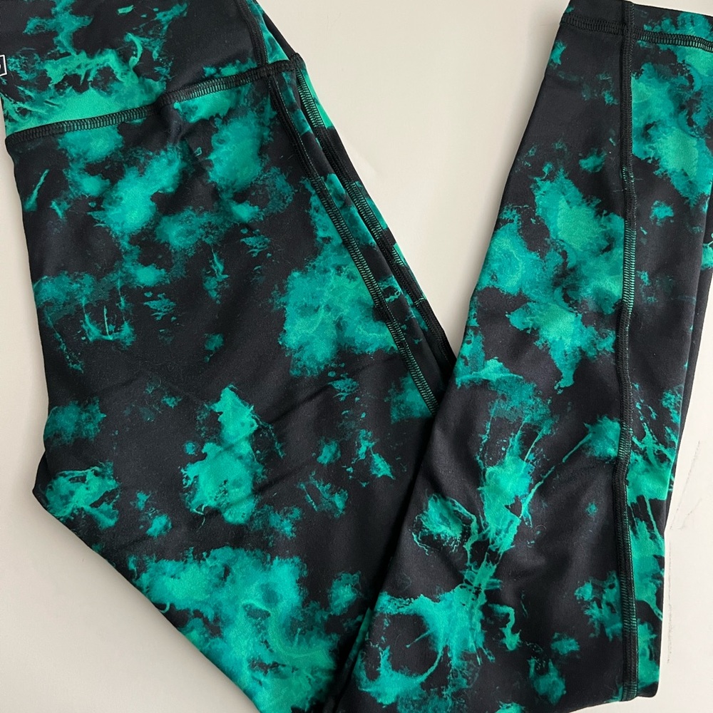 NWOT, FLEO Apex leggings, size small